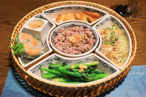 Estetik olarak sunulan geleneksel Asya yemeği pilav, buharda pişirilmiş