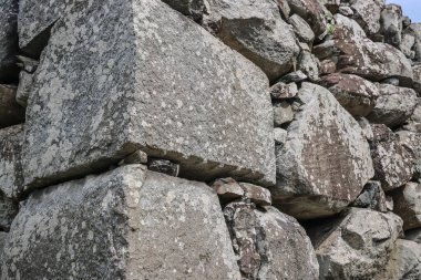 Doğal taştan bir duvar. Geniş ve pürüzlü.