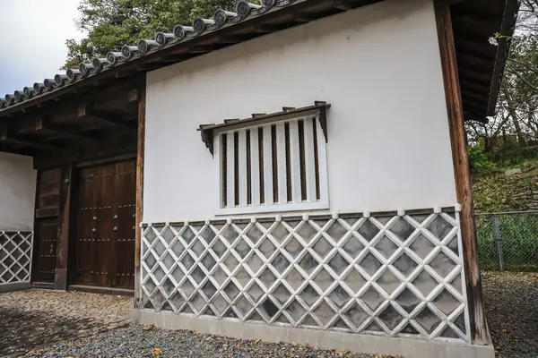 Geleneksel Japon bina cephesinde ayrıntılı kafes tasarımı sergileniyor,