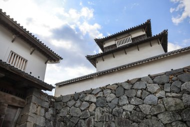 Görüntüde geleneksel Japon kalesinin tarihi kapısı yer alıyor.