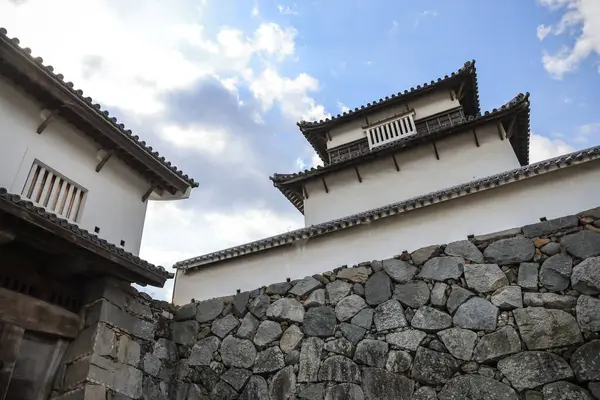 Görüntüde geleneksel Japon kalesinin tarihi kapısı yer alıyor.