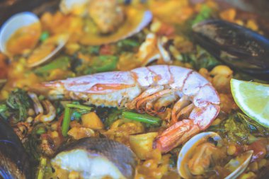 Karidesli paella, midye, pilav ve sebzeli kalamar.