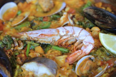 Karidesli paella, midye, pilav ve sebzeli kalamar.