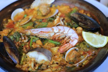 Karidesli paella, midye, pilav ve sebzeli kalamar.