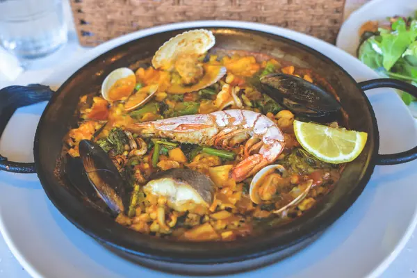 Karidesli paella, midye, pilav ve sebzeli kalamar.