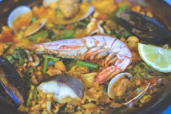 Karidesli paella, midye, pilav ve sebzeli kalamar.