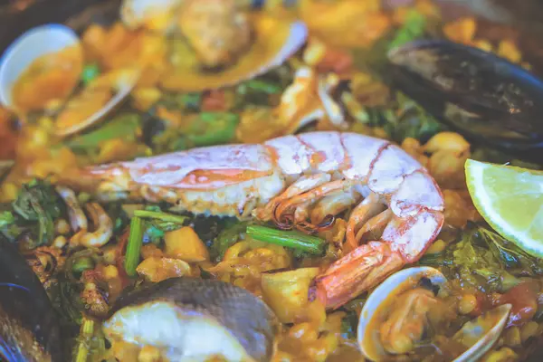 Karidesli paella, midye, pilav ve sebzeli kalamar.