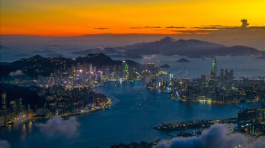 Gün batımında hareketli bir şehrin göz kamaştırıcı ufuk çizgisi manzarası.