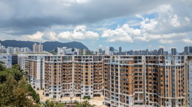 Tuğladan dış görünüşü kentsel alanda olan bir yerleşim yeri.