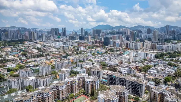 Şehir manzarası, yoğun bir yerleşim ve ticari bina kümesini gösteriyor