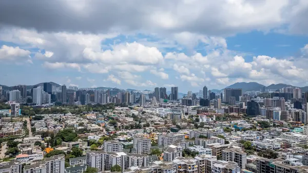 Şehir manzarası, yoğun bir yerleşim ve ticari bina kümesini gösteriyor