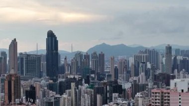 Mong Kok 'un hareketli caddeleri ve pazarları, 18 Mayıs 2025