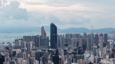 Mong Kok 'un hareketli caddeleri ve pazarları, 18 Mayıs 2025