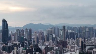 Mong Kok 'un hareketli caddeleri ve pazarları, 18 Mayıs 2025