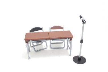 İki minyatür metal katlanır sandalye seti siyah ve kahverengi ve uyumlu.