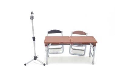 İki minyatür metal katlanır sandalye seti siyah ve kahverengi ve uyumlu.