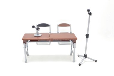 Konferans odası kurulumunun küçük ölçekli modeli, mikrofonlar dahil.