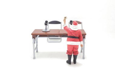Minyatür bir Noel Baba oyuncağının durduğu neşeli bir sahne.