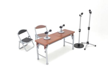 Katlanabilir sandalyelerin yer aldığı bir konferans masası kurulumunun ayrıntılı tasviri,