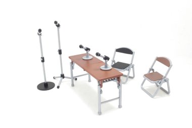 Katlanabilir sandalyelerin yer aldığı bir konferans masası kurulumunun ayrıntılı tasviri,