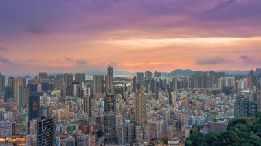 Gün batımında canlı şehir silueti bir karışım ile görülüyor