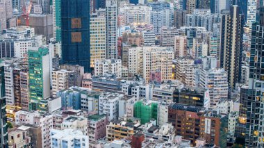 Yükselen gökdelenlerle dolu hareketli bir şehir.