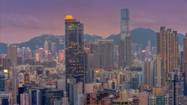 Gün batımında canlı şehir silueti bir karışım ile görülüyor