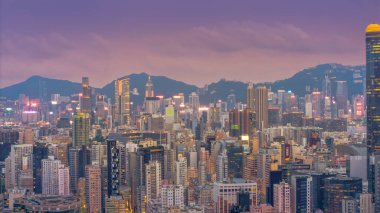 Gün batımında canlı şehir silueti bir karışım ile görülüyor