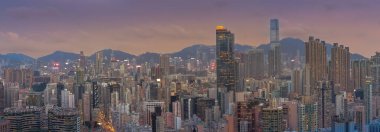 Gün batımında canlı şehir silueti bir karışım ile görülüyor