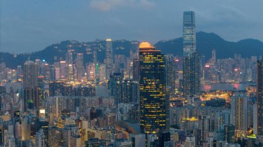 Gökdelenlerle dolu, aydınlık bir şehir silüeti.