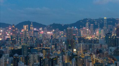 Gökdelenlerle dolu, aydınlık bir şehir silüeti.