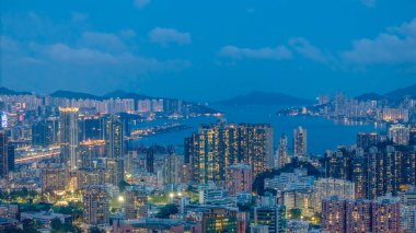 Alacakaranlık gösterisinde bir şehir manzarası Aydınlanmış gökdelenler,