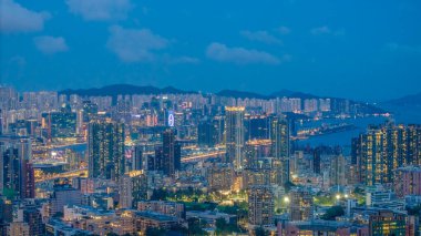 Gün batımında hareketli bir şehir siluetinin panoramik görüntüsü