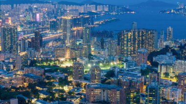 Gün batımında hareketli bir şehir siluetinin panoramik görüntüsü,
