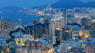 Gökdelenler dağlarla çarpıcı bir şehir manzarası yaratır.