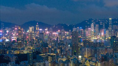 Geceleyin ışıl ışıl, aydınlık gökdelenler...,