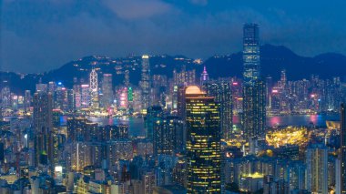 Geceleyin ışıl ışıl, aydınlık gökdelenler...,