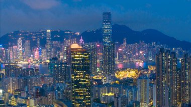 Geceleyin ışıl ışıl, aydınlık gökdelenler...,