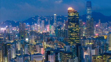 Gökdelenlerle dolu, aydınlık bir şehir silüeti.