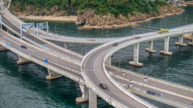 Sakin bir limanı geçen karmaşık bir otoyol sistemi perspektifi