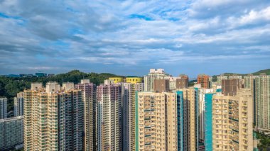 Sunset 'te nehre bakan yüksek katlı binaları olan şehir manzarası