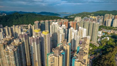 Sunset 'te nehre bakan yüksek katlı binaları olan şehir manzarası