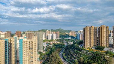 çarpıcı şehir manzarası, yüksek gökdelenler, canlı yeşillik, ve bağlanan