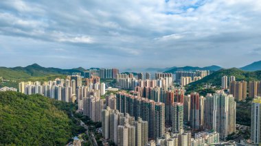 Etrafı yüksek binalarla çevrili şehir silüeti.