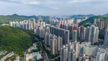 Etrafı yüksek binalarla çevrili şehir silüeti.