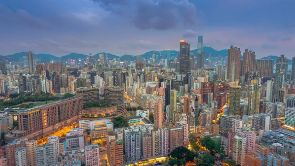 Aydınlatılmış kentsel ufuk çizgisi geceleri yüksek binalar sergiliyor,