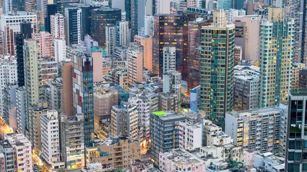 Yükselen gökdelenlerle dolu hareketli bir şehir.