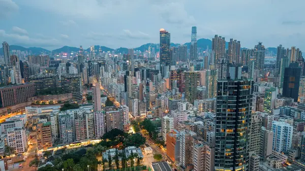 Aydınlatılmış kentsel ufuk çizgisi geceleri yüksek binalar sergiliyor,