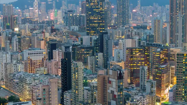 Yükselen gökdelenlerle dolu hareketli bir şehir.