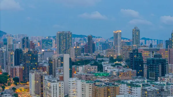 Canlı şehir manzaraları alacakaranlıkta parlayan gökdelenleri gösteriyor.